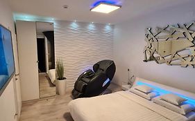 Apartment Wave -Luxury Massage Chair-Infrared Sauna, Parking With Video Surveillance, Entry With Pin 0 - 24H, Free Cancellation 24 Hours Before Check In